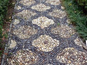 콘크리트에 박힌 조약돌로 장식된 보행로