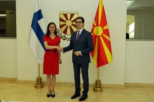 2022년 6월 20일 스코페에서 당시 핀란드 총리 산나 마린과 함께 있는 펜다로프스키