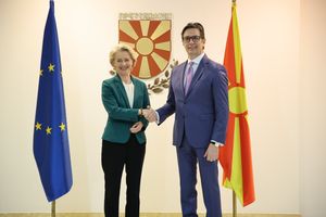 2023년 10월 29일 스코페에서 유럽 연합 집행위원회 위원장 우르줄라 폰 데어 라이엔과 함께 있는 펜다로프스키