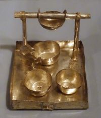 치차를 만드는 모형 트레이, 페루, 찬카이-치무, 북중부 해안, 서기 1400년경, 은도금 구리, 크라너트 미술관