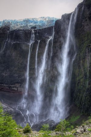 카스타뇨 오베로 빙하가 세로 트로나도르의 절벽 위로 물과 얼음을 쏟아내고 있다.