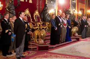 후안 카를로스 1세 국왕과 소피아 왕비가 2009년 파스쿠아 밀리타르(Pascua Militar)에 아스투리아스 공(Prince)과 공녀(Princess)와 함께 하고 있다.