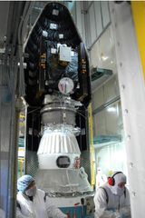 델타 II 로켓 상단에 해당하는 페어링 내에 돈을 탑재한 사진.