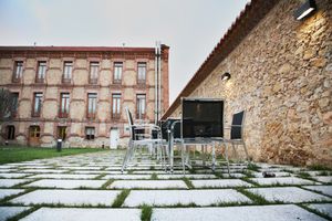 IE 대학교 세고비아 캠퍼스의 숙소에 있는 파티오.