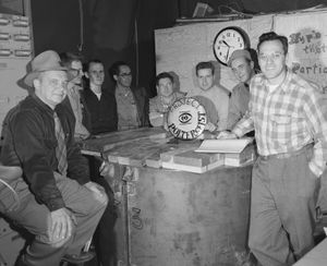 프레더릭 라인스(오른쪽 끝)와 클라이드 코완(왼쪽 끝) 및 폴터가이스트 프로젝트의 다른 구성원