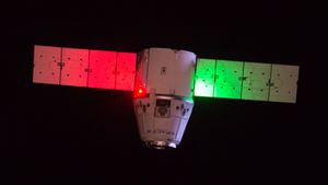 스페이스X 드래곤의 적색 및 녹색 항해등