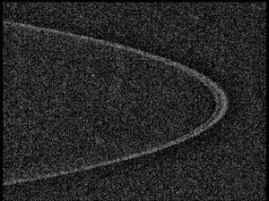 2007년 2월 24일 뉴 호라이즌스 우주선이 촬영한 목성 주 고리의 가장자리를 공전하는 메티스
