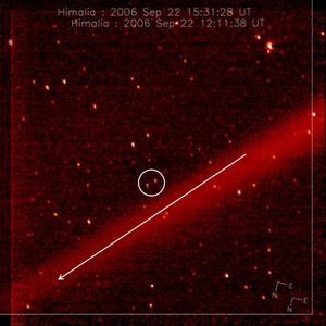 6장의 뉴 호라이즌스 이미지를 합성하여 만든 히말리아 고리의 모습. 히말리아의 이중 노출은 원으로 표시되어 있다. 화살표는 목성을 가리킨다.