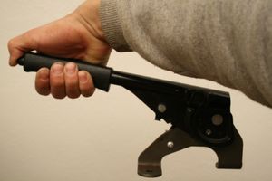 주차 브레이크 레버 조작. 브레이크를 걸 때는 레버를 위로 당기고, 해제할 때는 레버 끝의 버튼을 눌러 내린다.