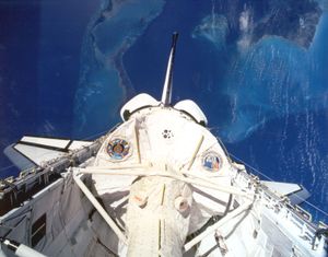 우주왕복선 컬럼비아의 화물칸에 있는 스페이스랩 모듈 LM1과 터널 (STS-50)