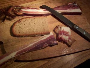 독일 빵과 함께 제공되는 슈바르츠발트 햄