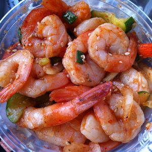 포케는 하와이 요리에서 전채 요리로 제공되는 생선회 샐러드이다.