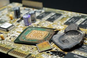 와이어 본딩 BGA 패키지 내부. 이 패키지에는 Nvidia 지포스 256 GPU가 있다.