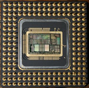 뚜껑이 제거된 80486의 밑면은 다이와 와이어 본딩 연결을 보여준다.