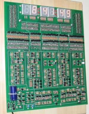 개별 트랜지스터, 다이오드 및 저항만으로 제작된 디지털 시계로, 집적 회로는 사용하지 않았다. 이 시계는 550개의 스위칭 다이오드와 196개의 트랜지스터를 사용하여 60Hz 전력선 주파수를 1초에 한 펄스로 분주하고 시, 분, 초를 표시한다.