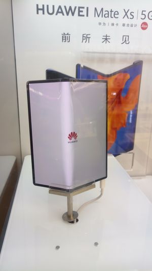 반쯤 열린 화웨이 메이트 X(Huawei Mate X)