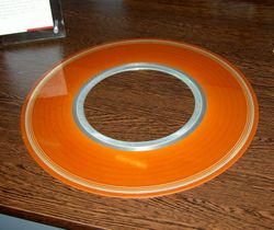 IBM RAMAC 디스크는 헤드 충돌 손상을 보여준다.