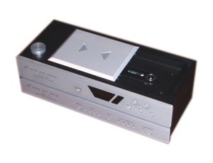 상단 로딩 방식의 CD 플레이어 (상단)와 동일 회사의 외장형 디지털-아날로그 변환기 (하단).