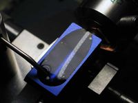 실온 초박절편술로 준비된 초박 절편 리본이 절편을 자르는 데 사용된 다이아몬드 칼의 보트 안에서 물 위에 떠 있는 모습. 칼날은 물통의 상단 가장자리에 있다.