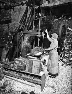 드릴 프레스(당시에는 보링 머신)로 1917년 가시철사를 감기 위한 나무 릴을 보링하는 모습