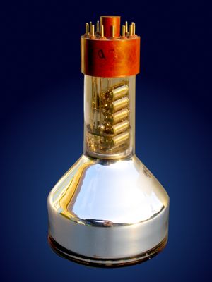 광전 증폭관 내부. 금속 코팅은 외부 빛이나 전기장으로부터 내부 구조를 보호하는 역할을 한다.