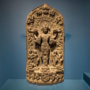 아시아 문명 박물관의 팔라-세나 시대 수리야 석조 조각상