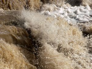 폭우로 인한 탁한 계곡물