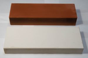 레진계(레지노이드법)에 의한 숫돌의 예. 숫자는 둘 다 #2000. 앞쪽이 에폭시 수지를 사용, 뒤쪽이 페놀 수지를 사용한 것.