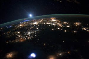 국제 우주 정거장에 탑승한 우주 비행사가 지평선에서 번개가 중간권으로 뻗어나가는 것을 관찰하고, 에어글로우 바로 아래에서 붉은 스프라이트(번개)가 발생한다.