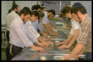 크파르 하바드에서 마짜 굽기