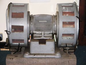 제2차 세계 대전 동안 로어스토프트 마을에 경고하기 위해 사용된 전기식 실린더 사이렌.