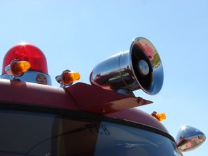 소방차에 장착된 경고 사이렌 및 비상등