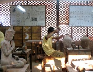 아티산 앙코르의 장인이 돌로 부처 이미지를 조각하는 모습