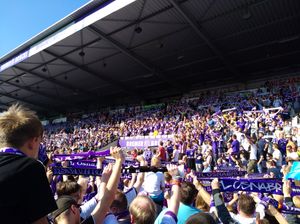 팬들이 브레머 브뤼케에서 2019년 승격을 축하한다.