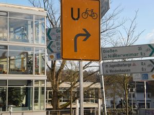 마르부르크 대학교 카페테리아에서 라인강둑을 따라 북쪽과 남쪽으로 이어지는 '란탈라드베크' 자전거 도로 표지판 (2017년 3월)
