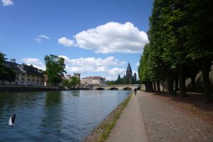 모젤강의 지류가 메스 구시가지로 들어가는 모습