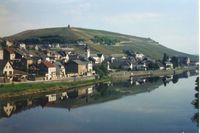 룩셈부르크 Wormeldange의 모젤강, 배경의 언덕에 포도 생산을 위한 포도원이 보인다.