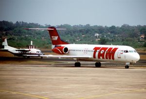 2004년 실비오 페티로시 국제공항에서 택싱하는 전 TAM 메르코수르의 포커 100