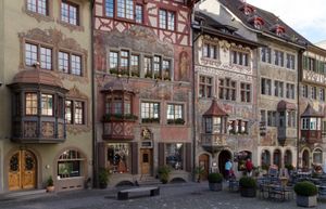 구시가지의 덧창이 있는 그림 같은 집