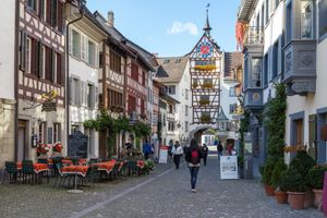 "운터슈타트" 거리와 운터토어(낮은 문과 시계탑)