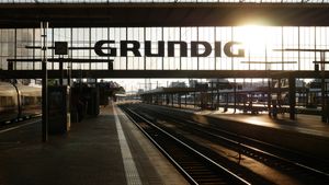 'Grundig' 브랜드가 있는 뮌헨 중앙역 메인 홀