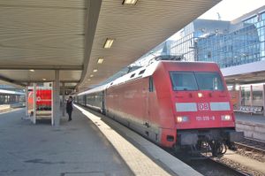 101형 열차가 EC와 함께 뮌헨역에 정차