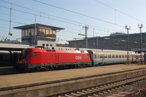 ÖBB 1116형 (타우루스) 열차가 국제선 열차와 함께 뮌헨역에 정차