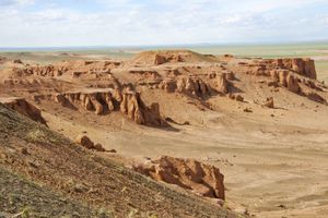 몽골의 고비 사막에 있는 불타는 절벽(Flaming Cliffs). 오비랍토르(Oviraptor)의 모식 표본은 화석이 풍부한 자도크타 지층(Djadokhta Formation)에서 발견되었다.