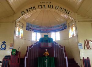 설교단 가운데에 위치한 제단, 즉 바탁 기독교 개신교 교회는 인도네시아의 루터교 교회 중 하나로, 북수마트라 타루퉁에 위치.