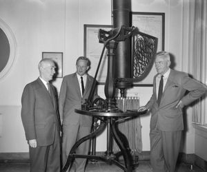 왼쪽부터: 얀 오르트(Jan Oort), 헨드릭 C. 판 데 헐스트(Hendrik C. van de Hulst), 피터 오스터호프(Pieter Oosterhoff). 얀 오르트(Jan Oort)는 분자운 발견으로 이어진 연구에 중요한 역할을 했다.