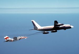 컨베어 UC-880이 F-14 톰캣에 급유하는 모습