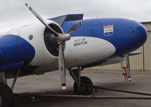 초기 보잉 247은 앞쪽으로 경사진 앞유리를 가졌으나, 이후 뒤쪽으로 경사진 형태로 변경되었다.