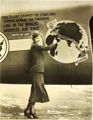 여승무원이 맥로버트슨 항공 레이스에서 3위를 차지한 것을 기념하는 보잉 247의 마크를 가리킨다.