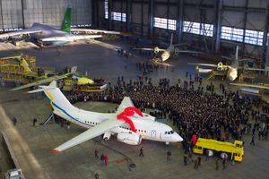 2009년 키이우 안토노프 격납고에서 최초로 양산된 An-148의 출고. 격납고 구석에서 유지보수 중인 An-124의 모습